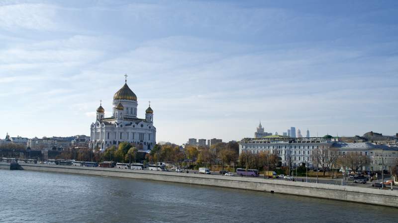 河畔教堂风光图片