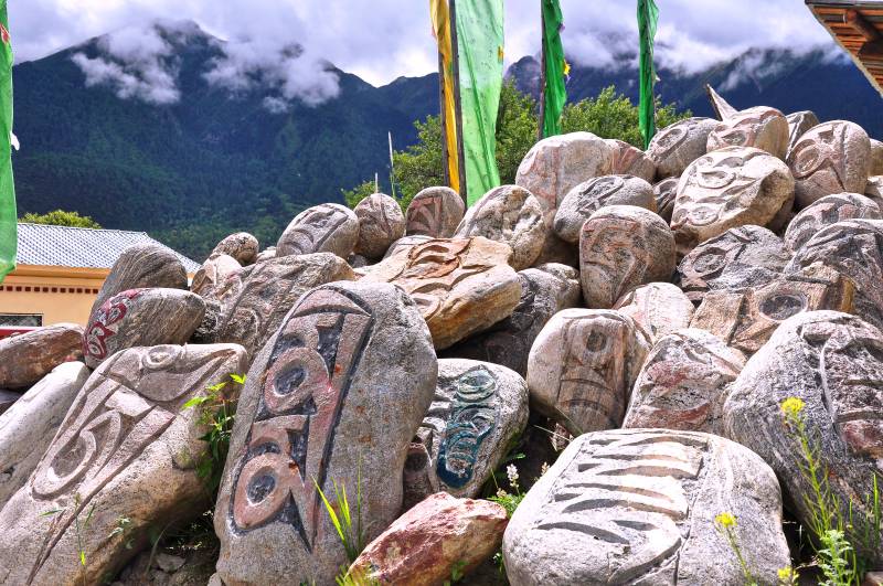 刻字石堆山景图片