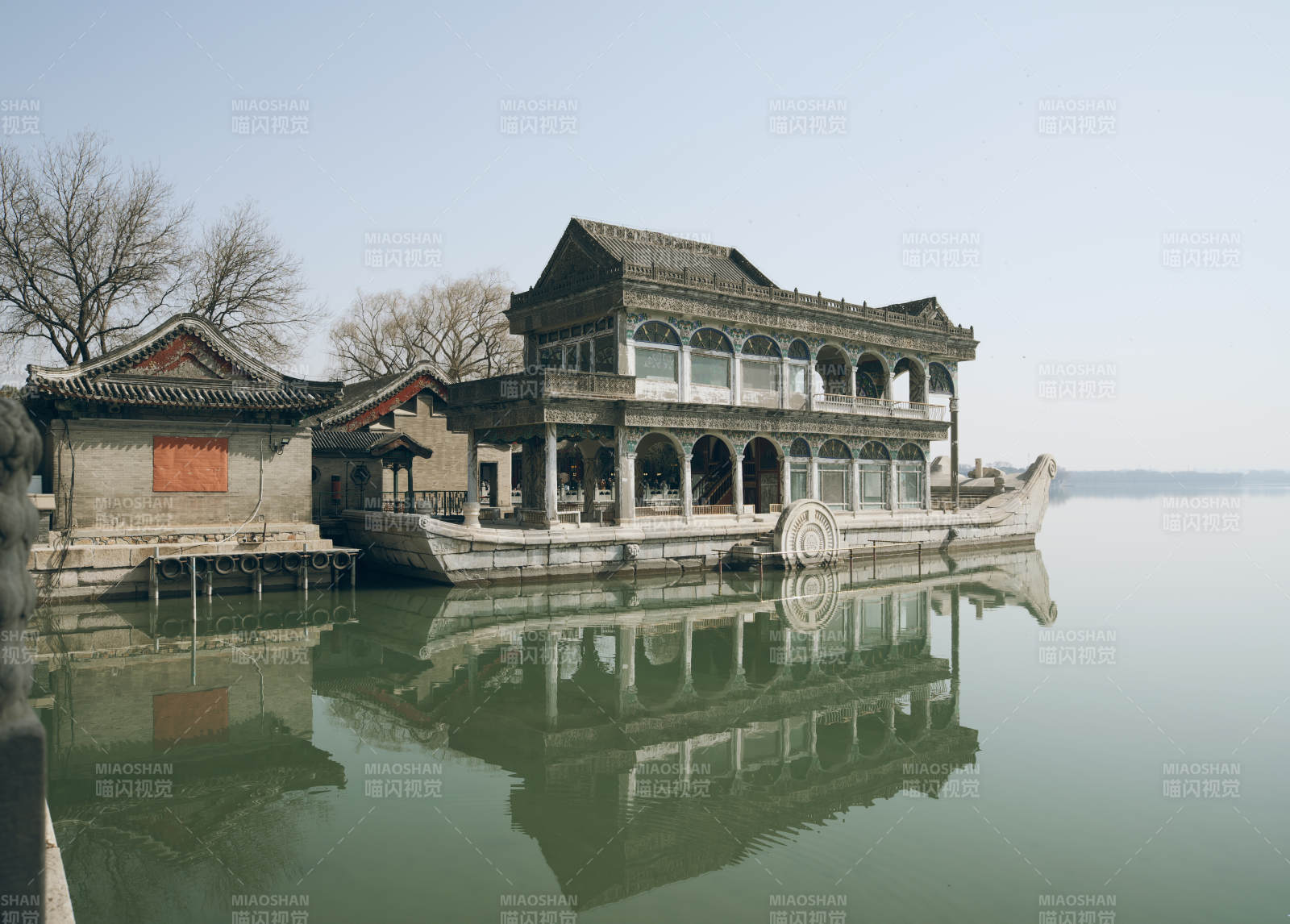 颐和园石船古亭倒影图片