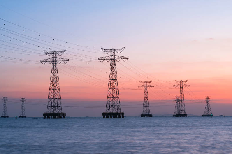 海面电塔与晚霞图片