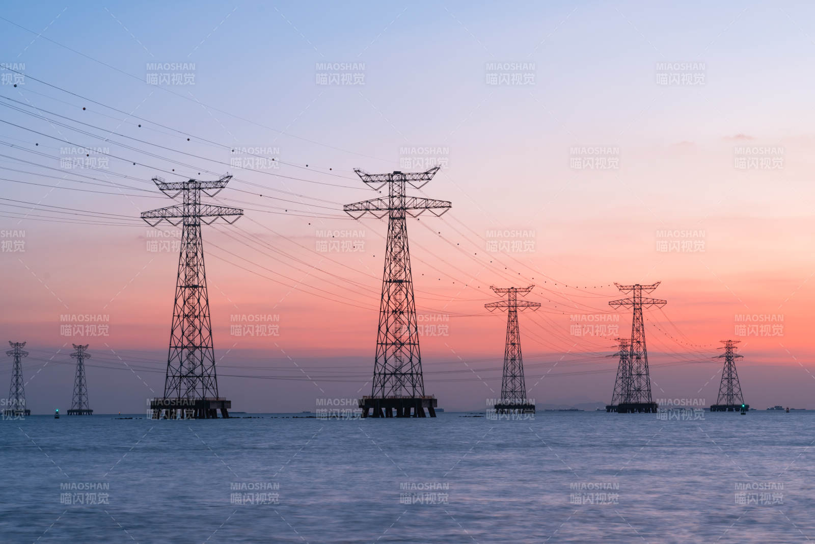 海面电塔与晚霞图片