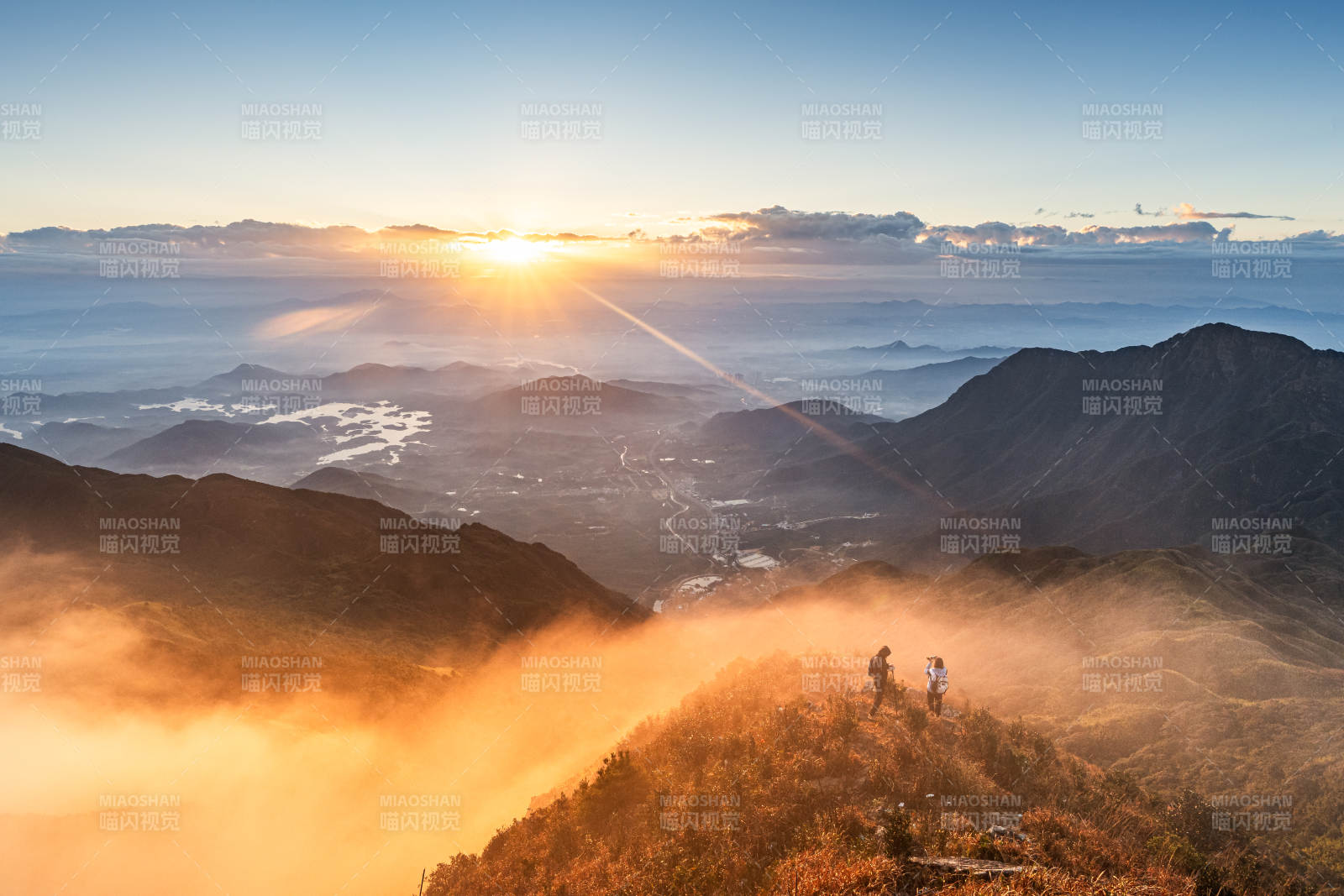 海丰莲花山云海之巅晨与登山者图片