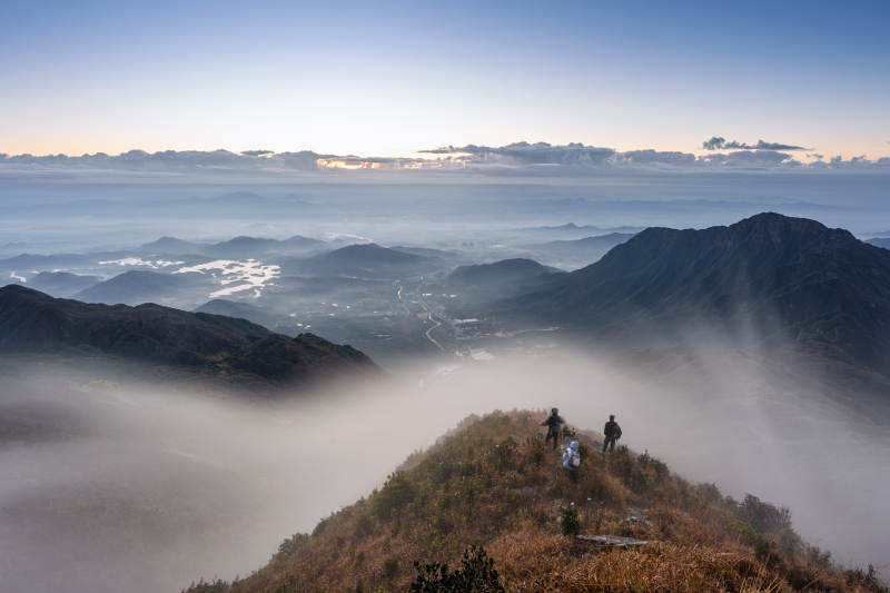 海丰莲花山云海之巅与登山者图片