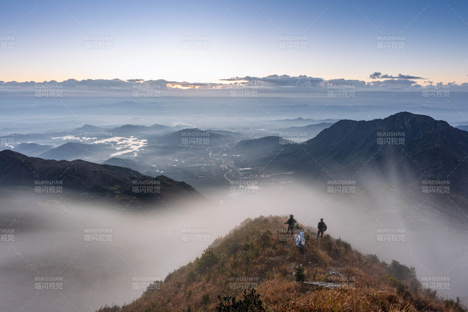 海丰莲花山云海之巅与登山者图片