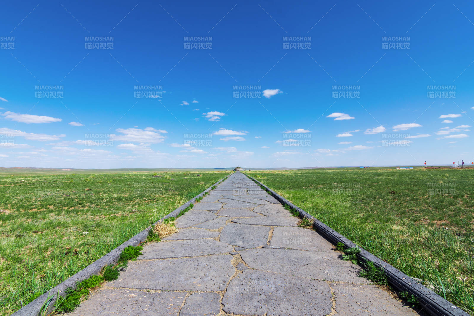 内蒙古草原小径通天际图片