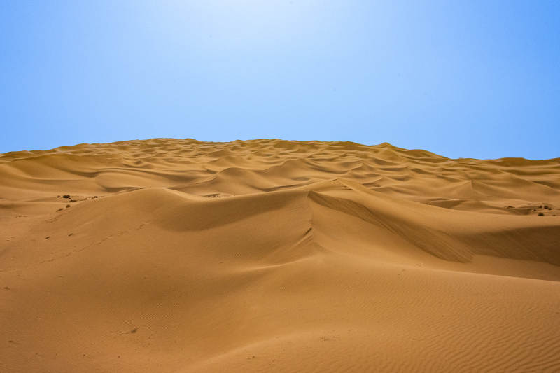 库木塔格沙漠金色沙丘 蓝天映衬图片