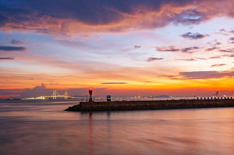 夕阳下的深中通道大桥图片