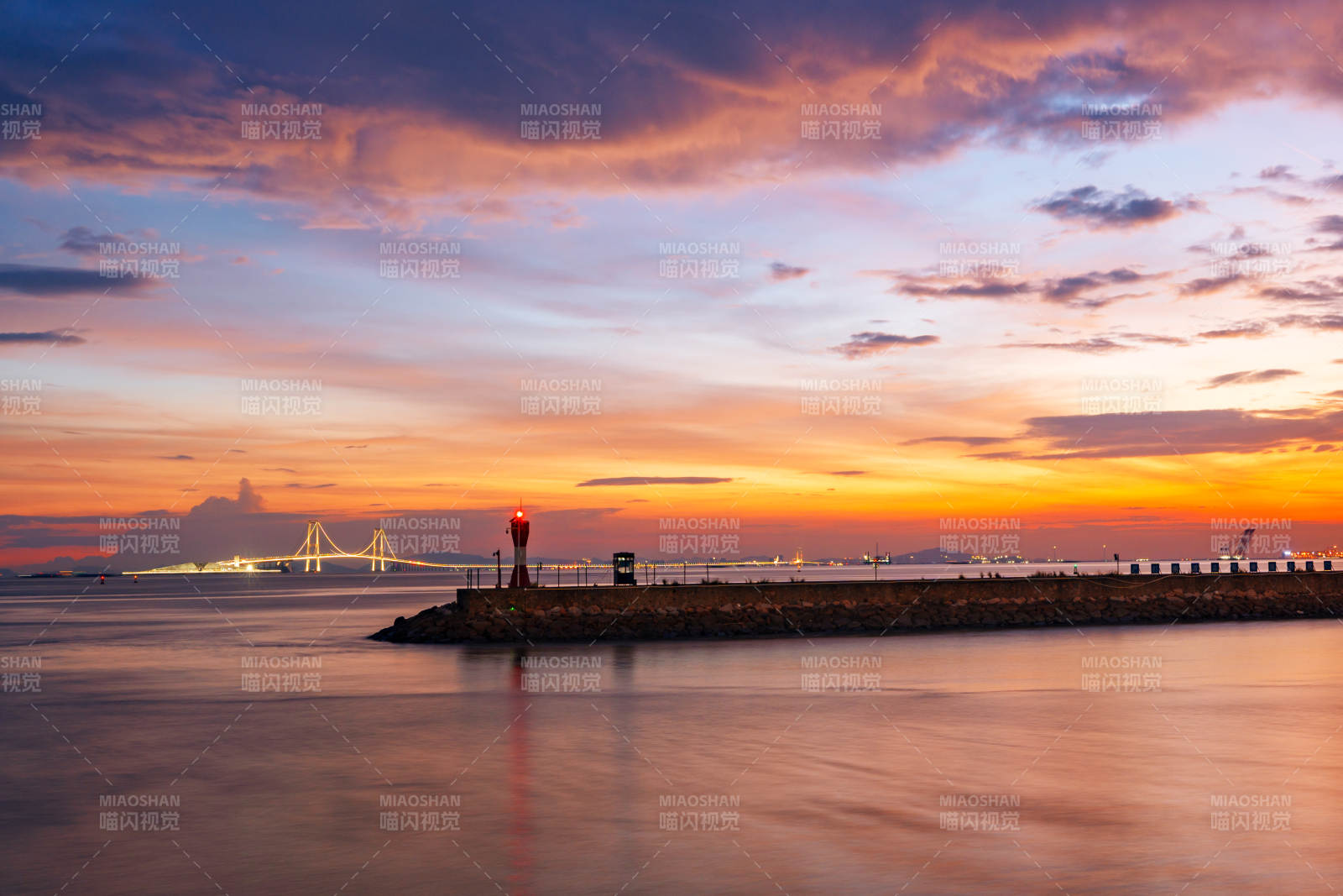 夕阳下的深中通道大桥图片
