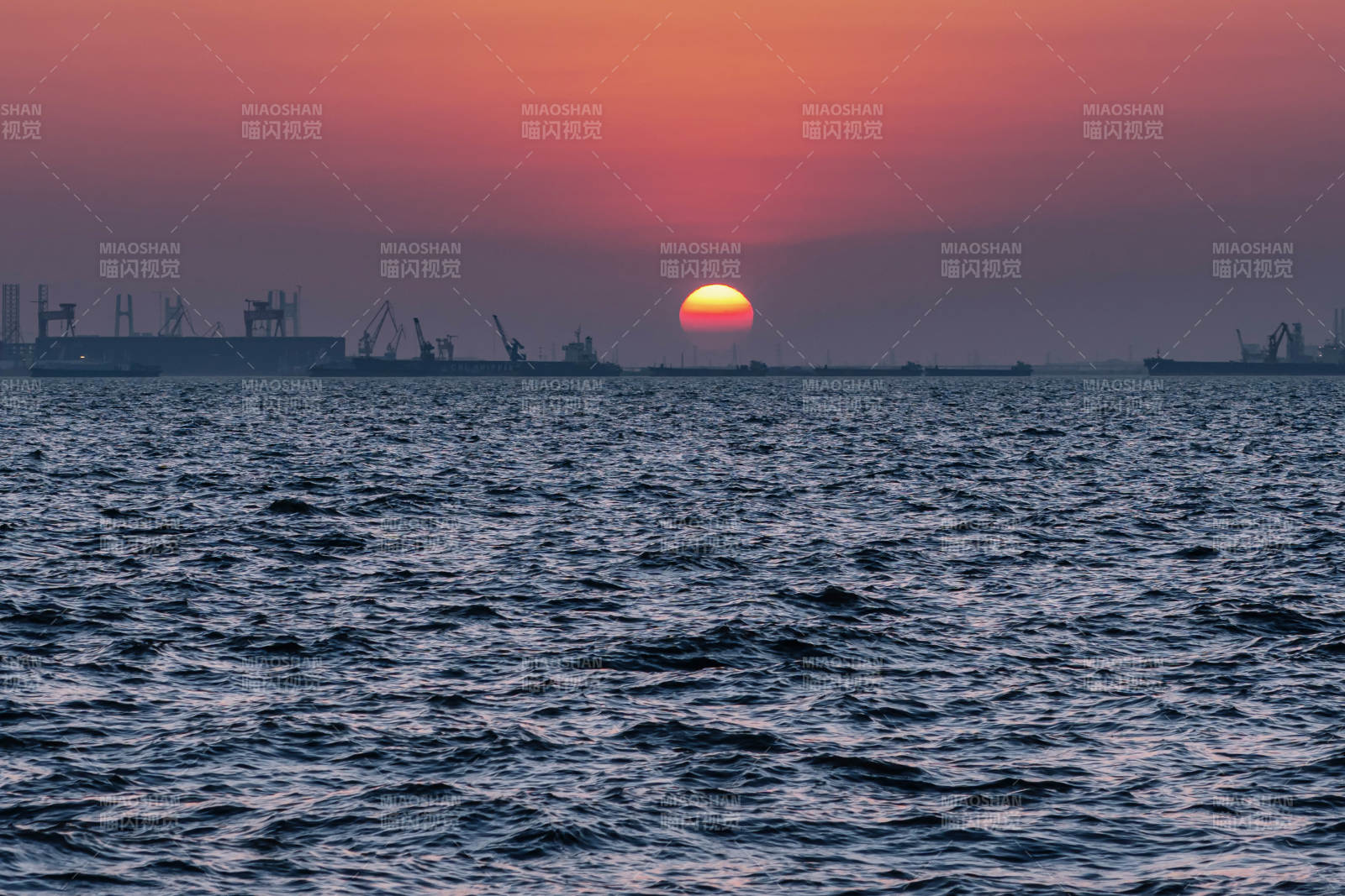 夕阳海港剪影图片