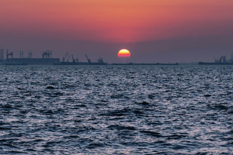 夕阳海港剪影图片