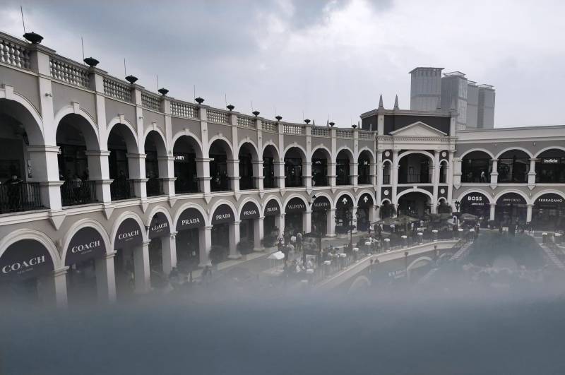 拱廊商场雾景图片