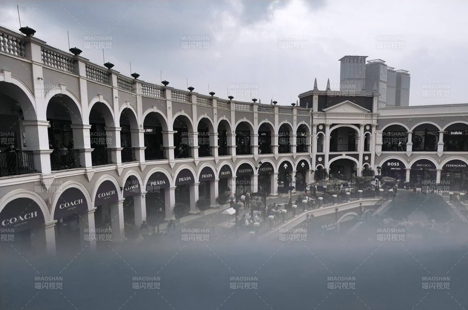 拱廊商场雾景图片