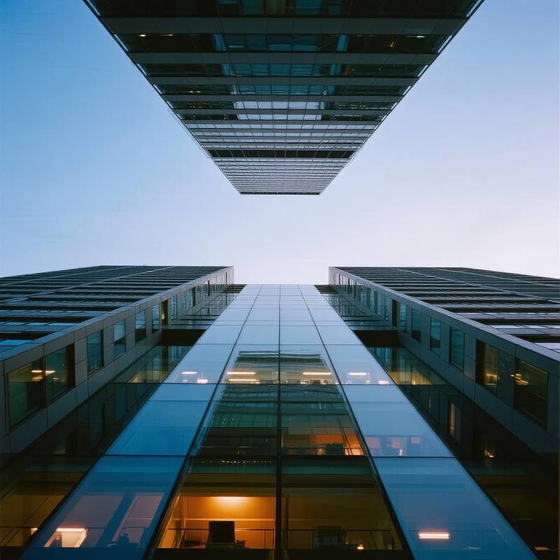 现代建筑群仰视图图片