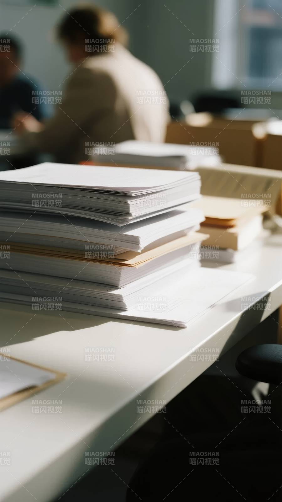 办公桌上的文件堆图片