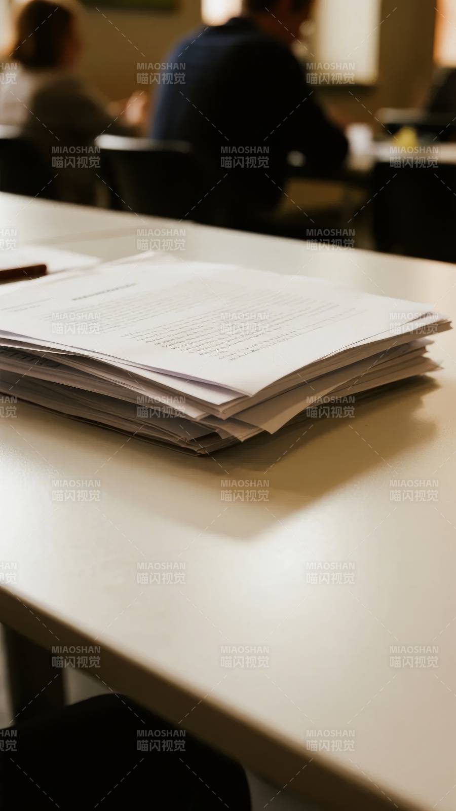 书桌上的文件堆图片