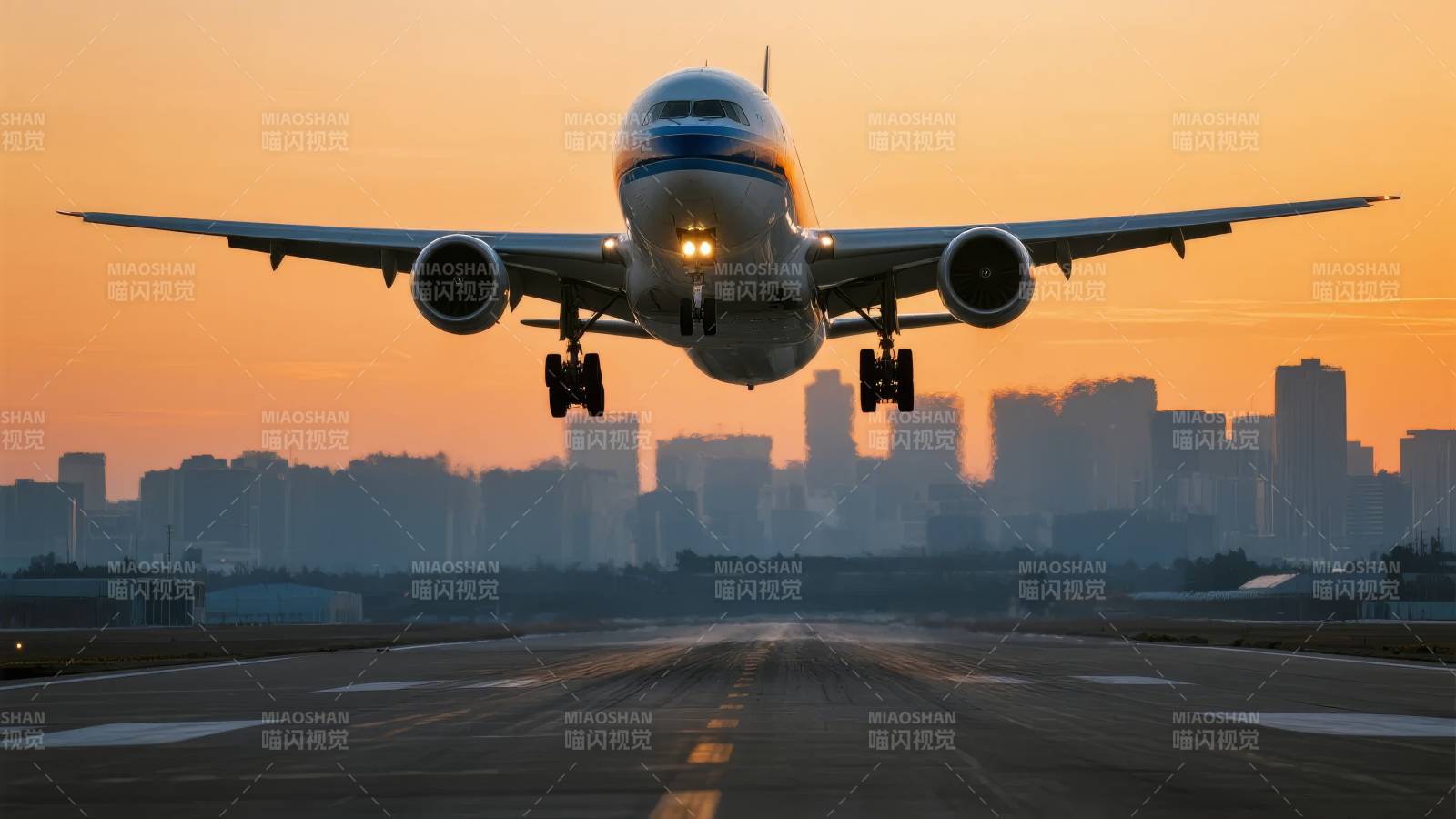 飞机降落城市天际线图片