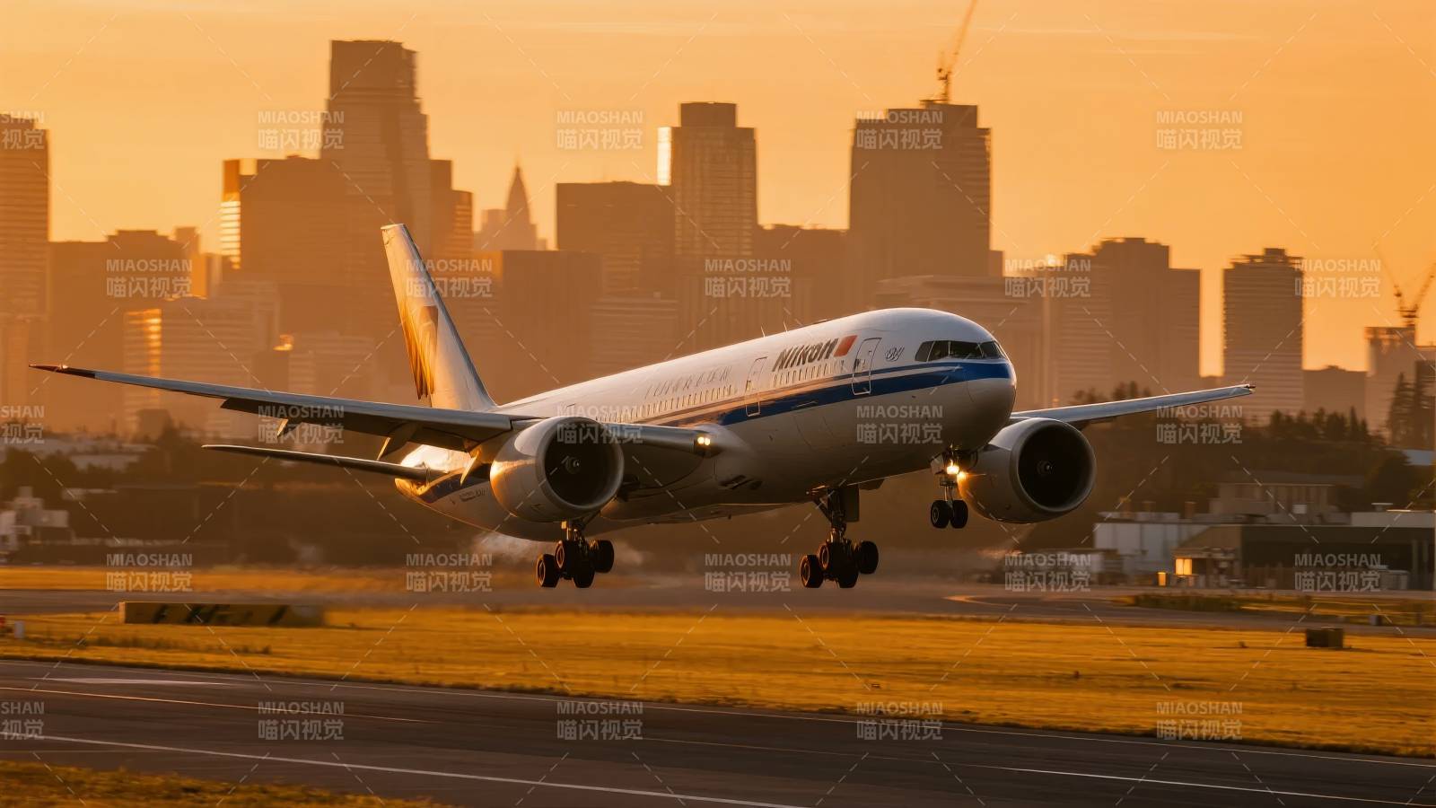 日落时分飞机起飞图片