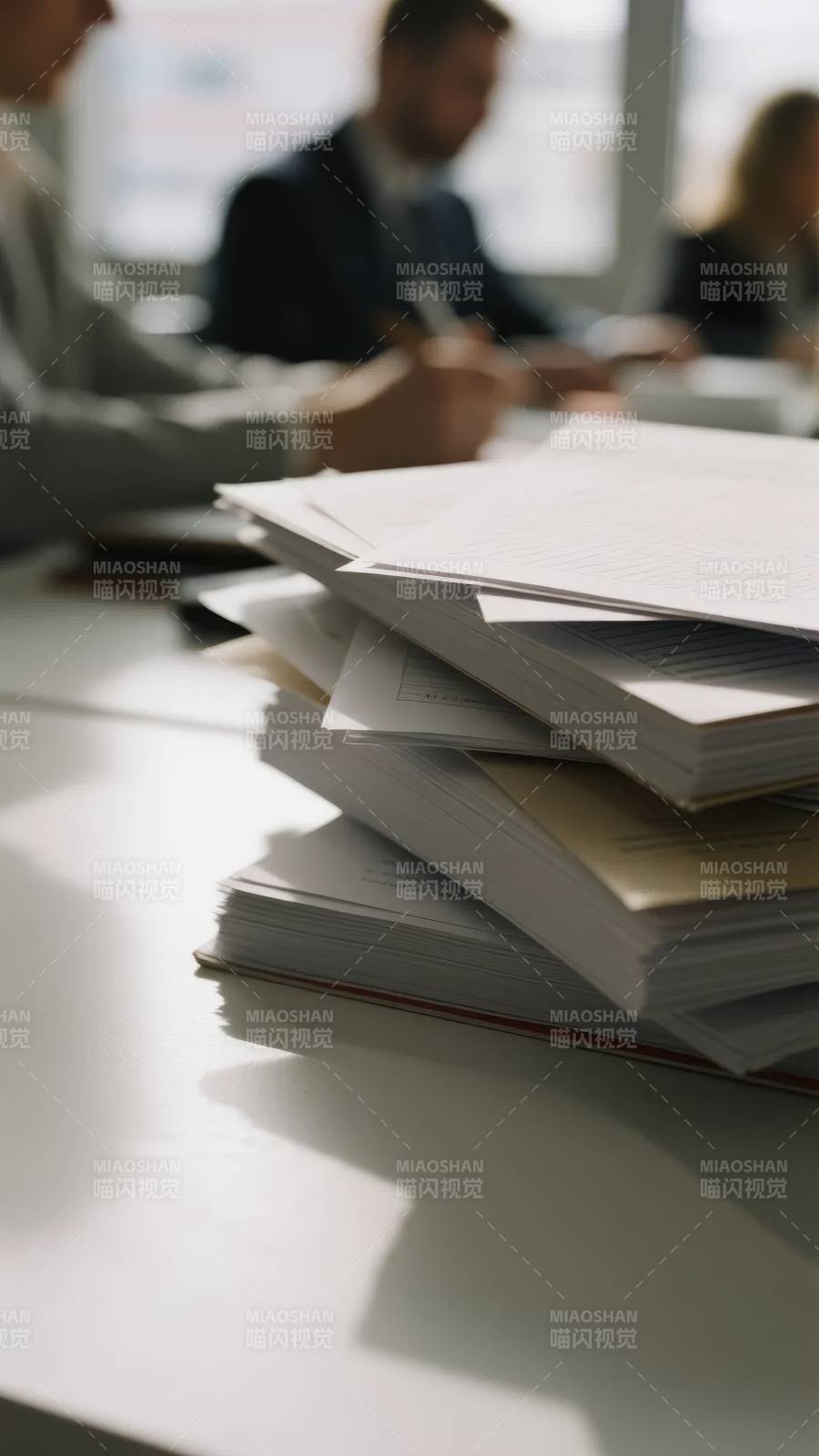 会议文件堆叠图片