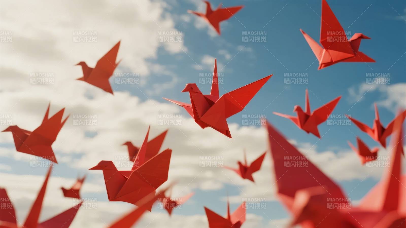 红纸鹤飞向蓝天图片