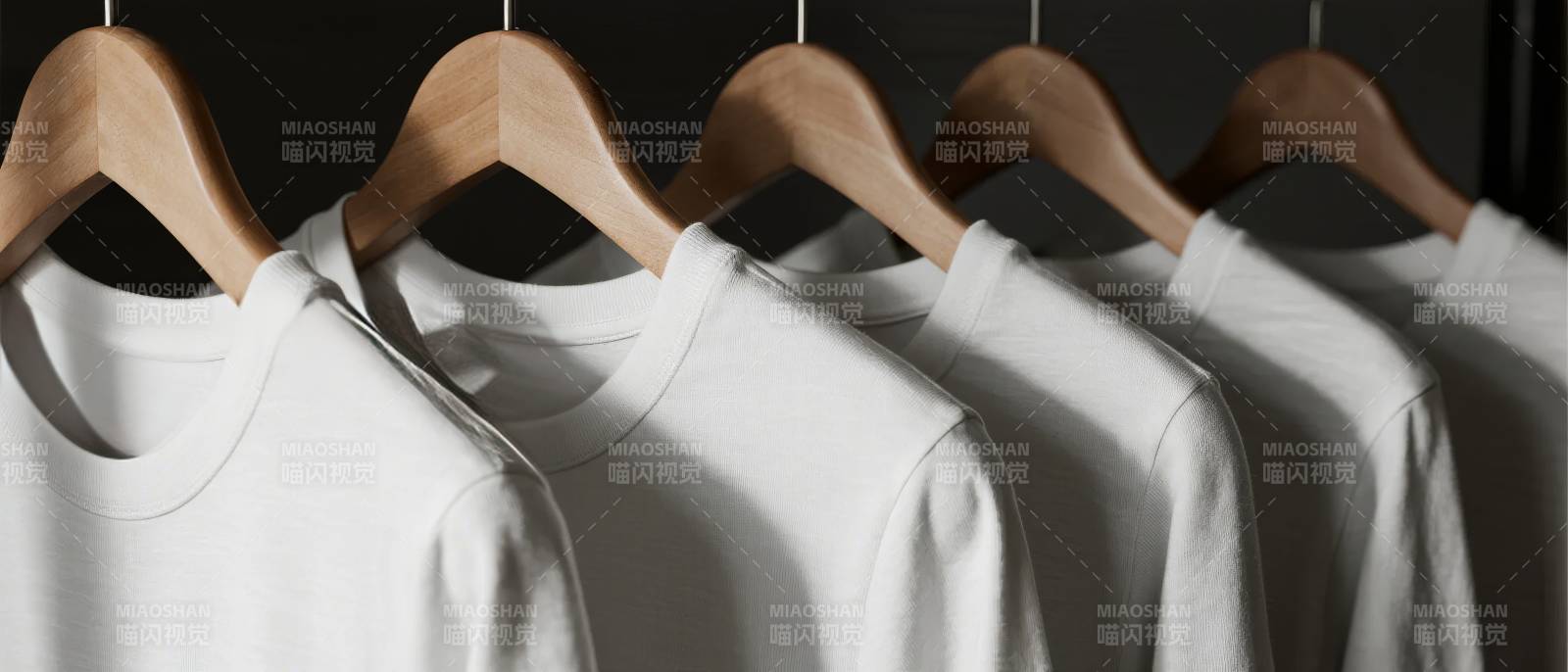 简约白T恤陈列图片