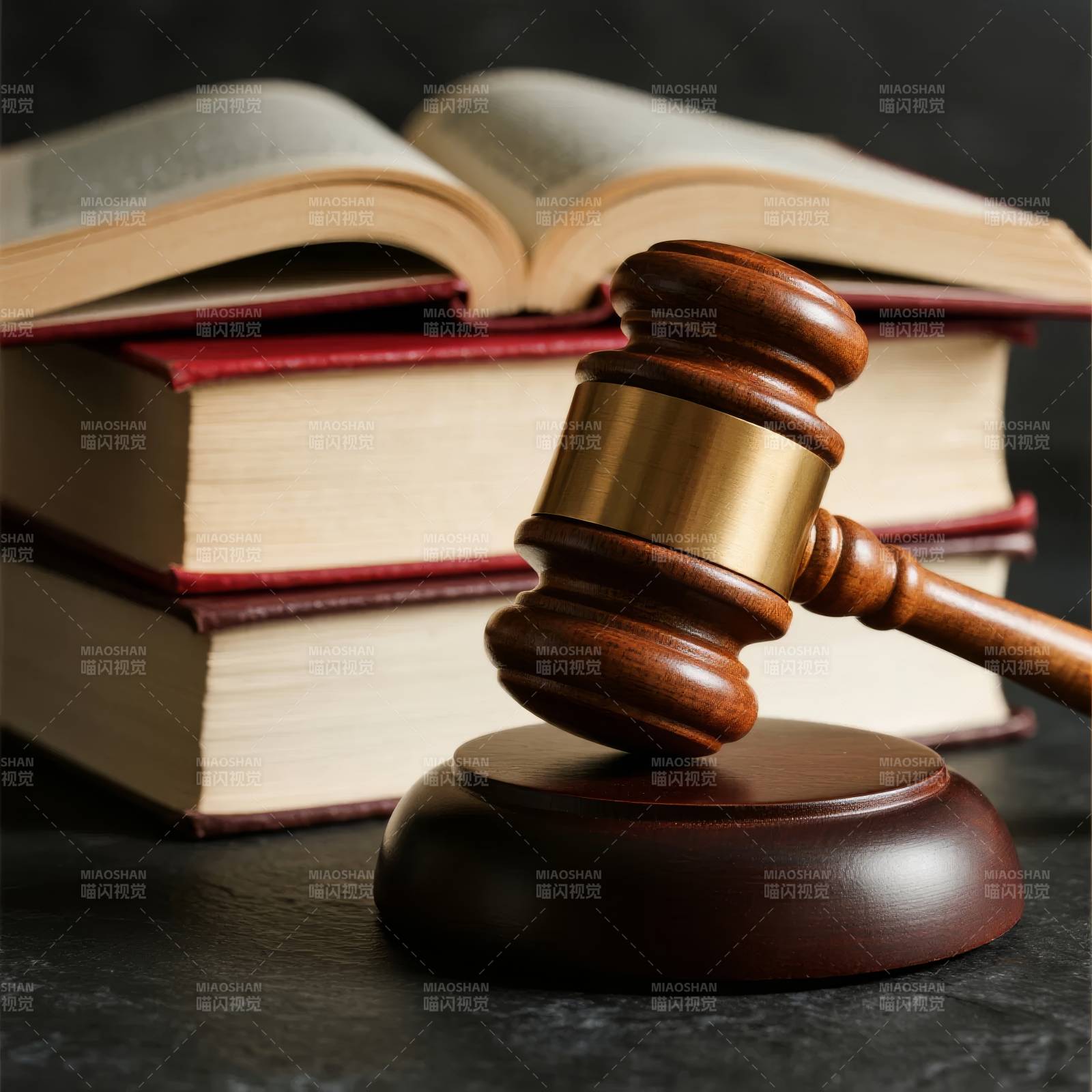 法槌与法律书籍图片