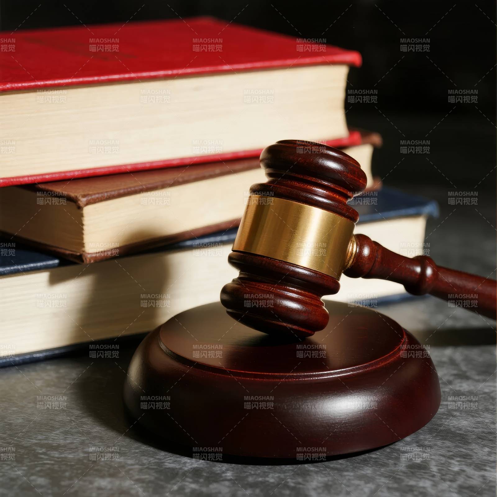 法槌与法律书籍图片