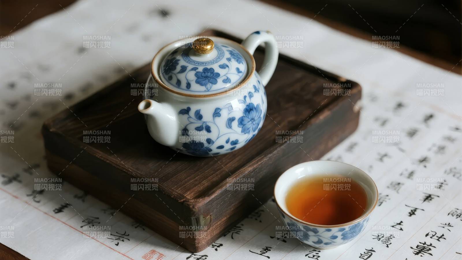 青花瓷茶具静谧品茗图片