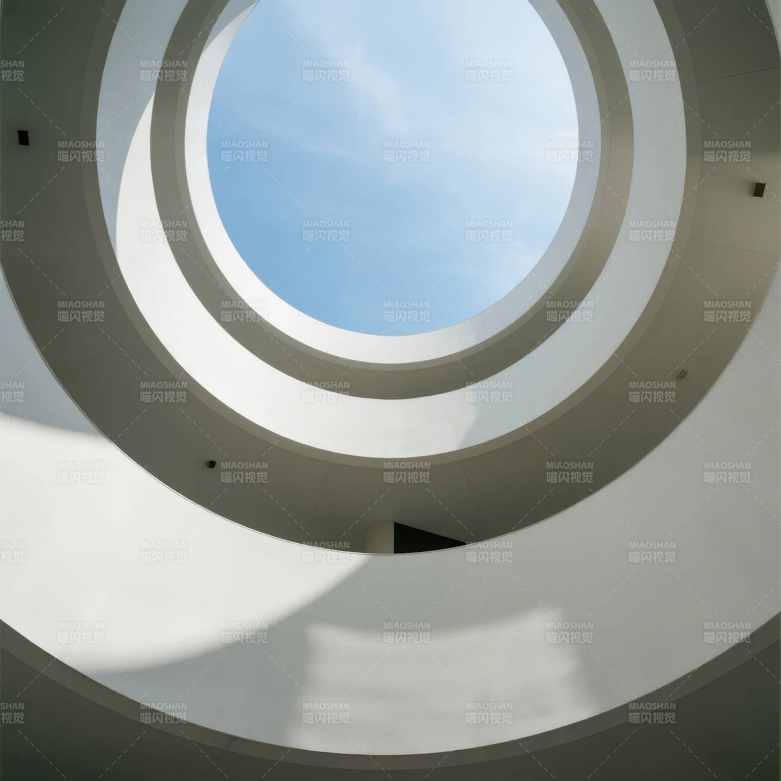 天窗映蓝天图片