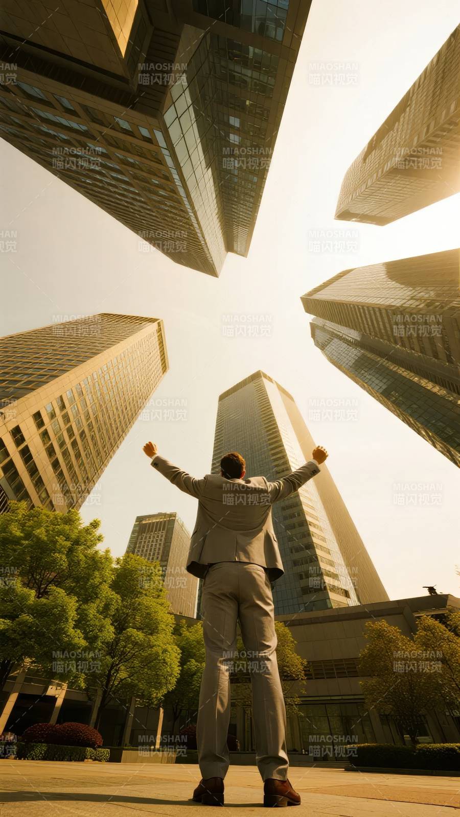 都市之巅 仰望未来图片