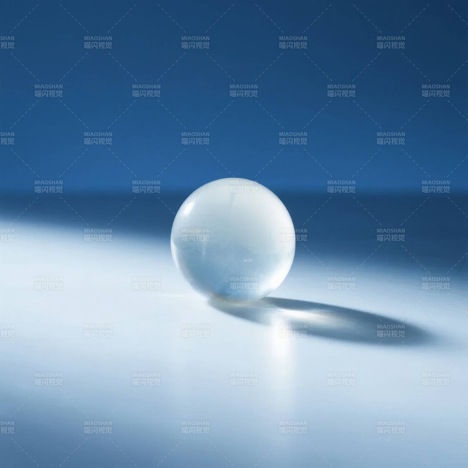 晶莹球体静置于蓝调光影中图片