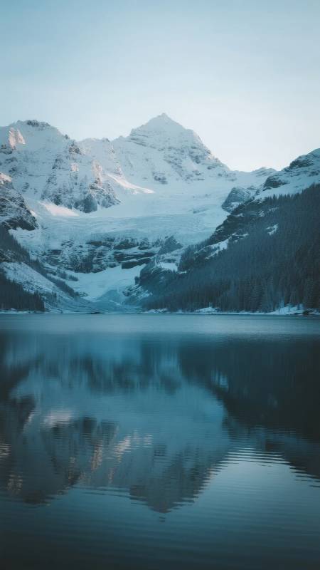 雪山倒影湖中图片