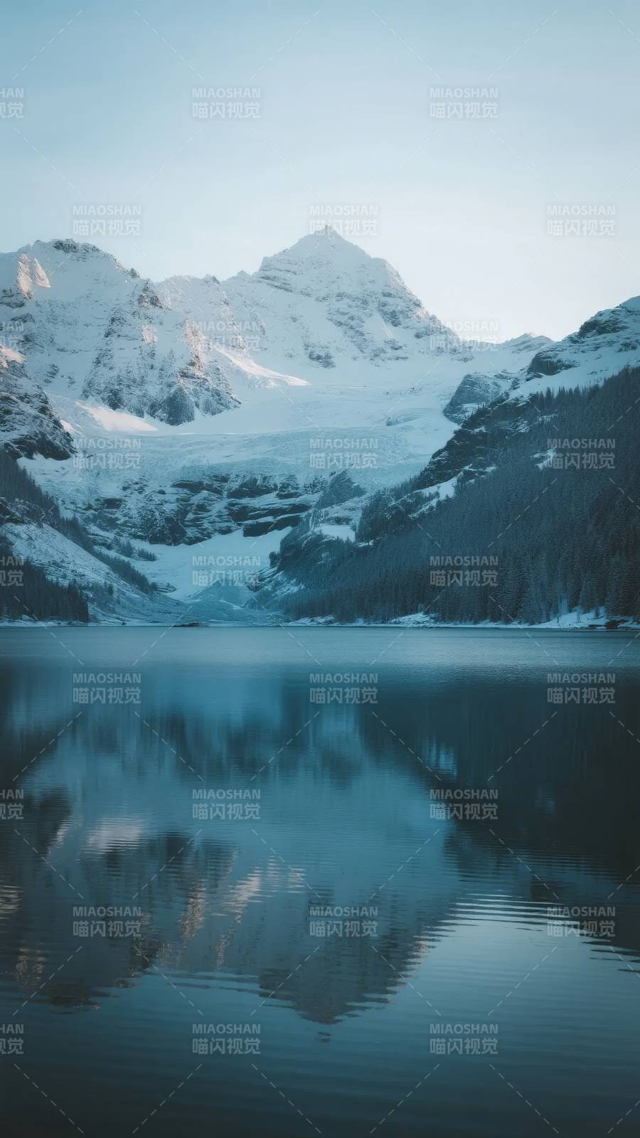 雪山倒影湖中图片