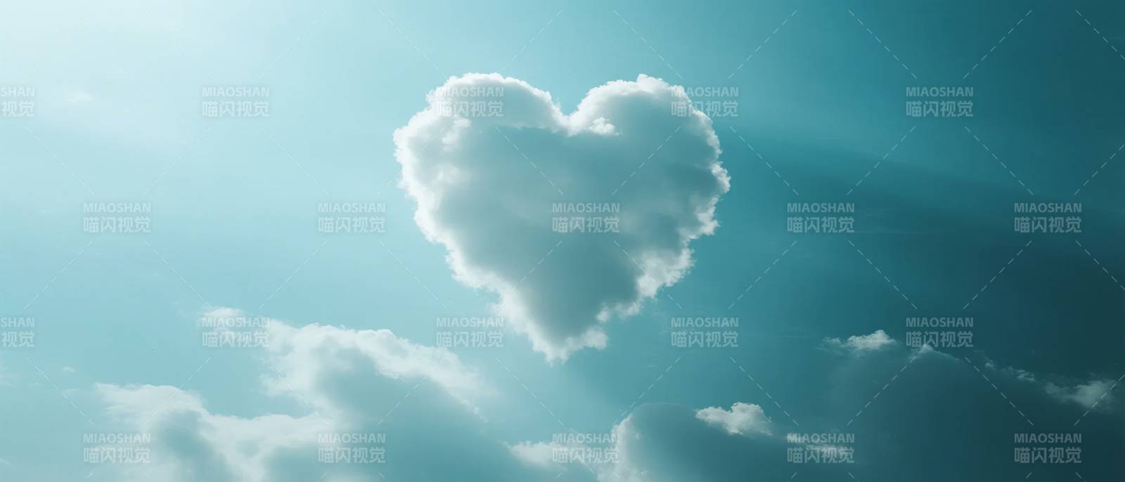 心形云朵天空图片
