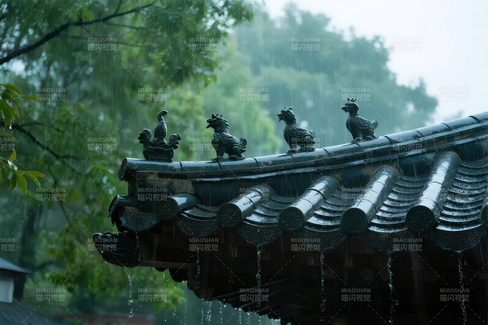 雨中古檐兽首图片