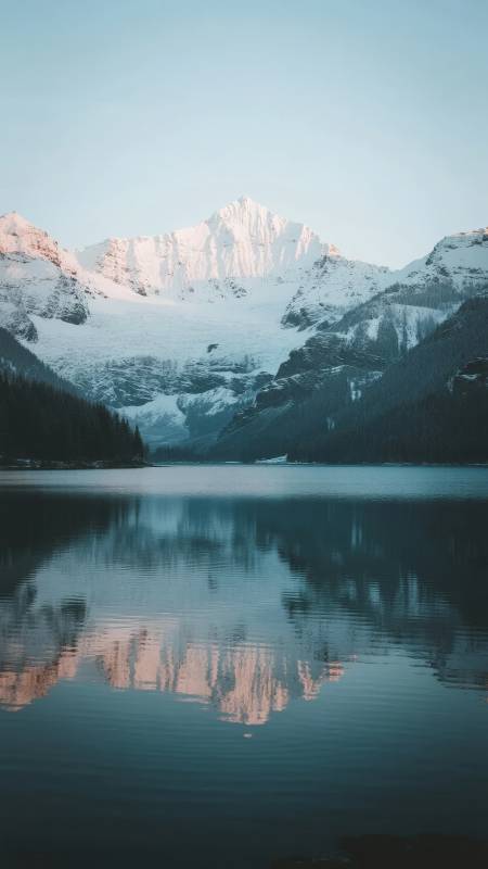 雪山倒影湖中图片