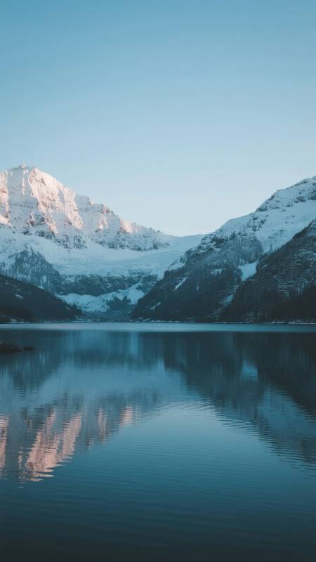 雪山湖镜图片