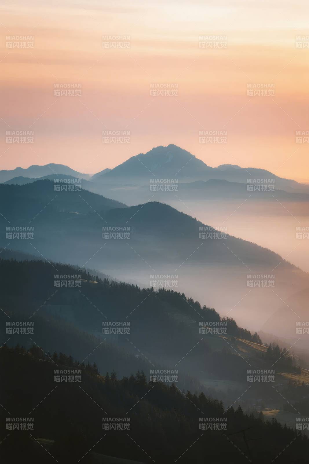 山雾晨曦图片