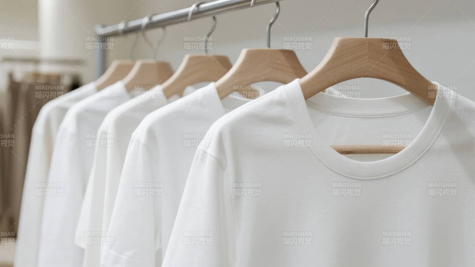 纯白T恤陈列展示图片