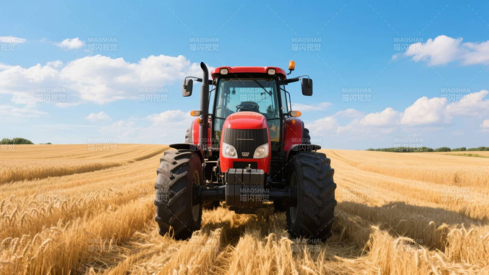 红色拖拉机耕作田间图片