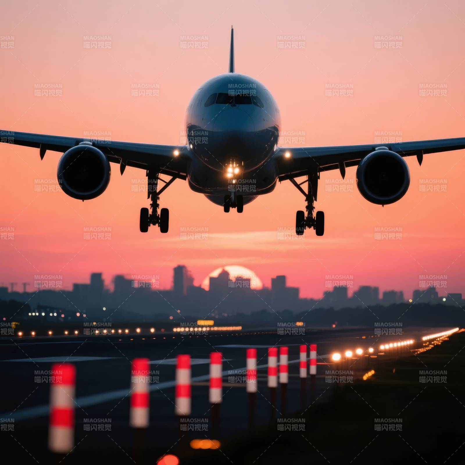 夕阳下的飞机降落图片