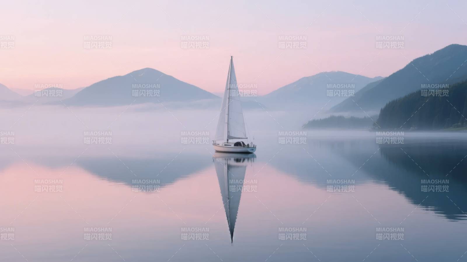 晨雾湖上帆影图片
