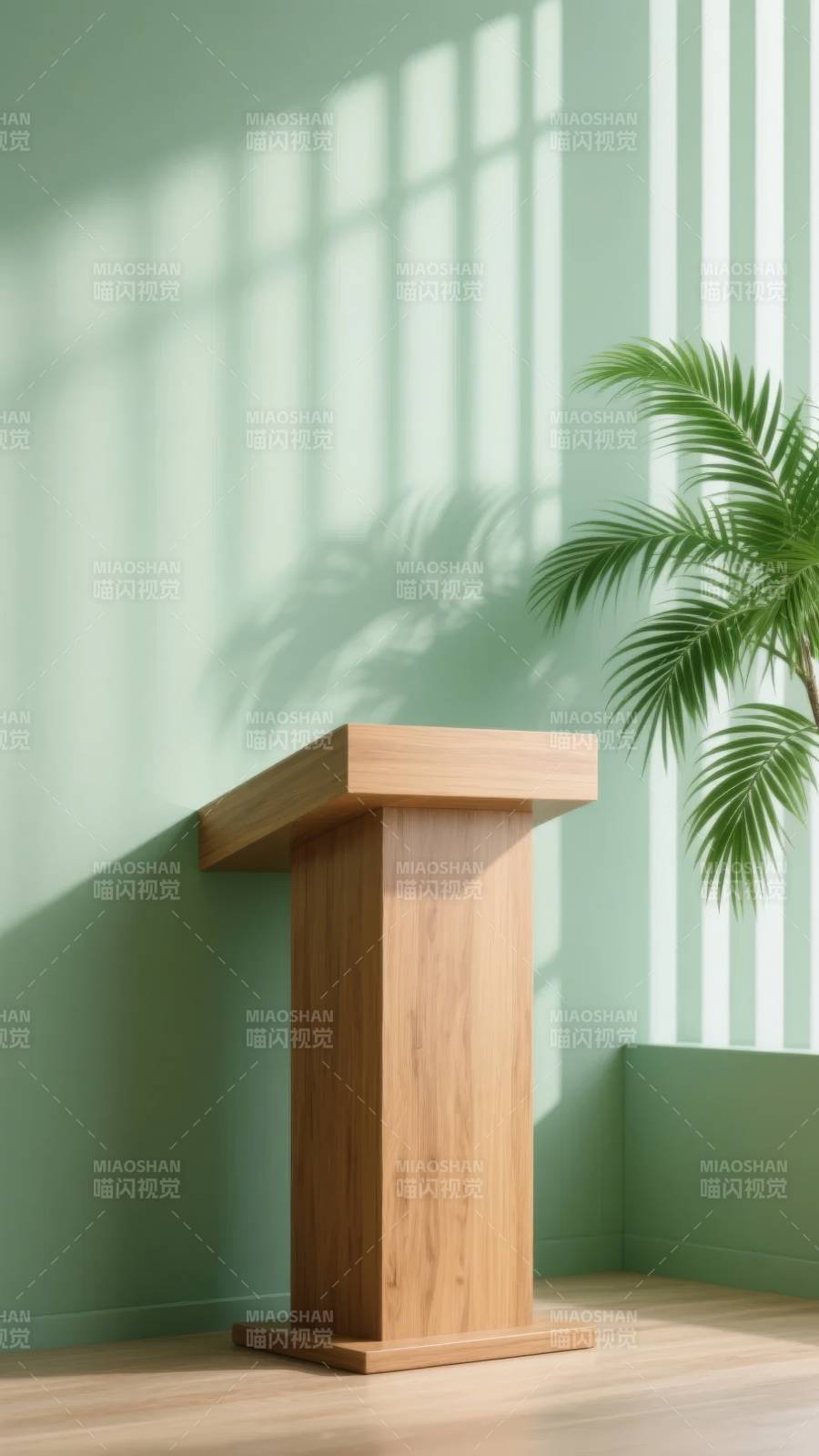 木讲台绿墙光影图片