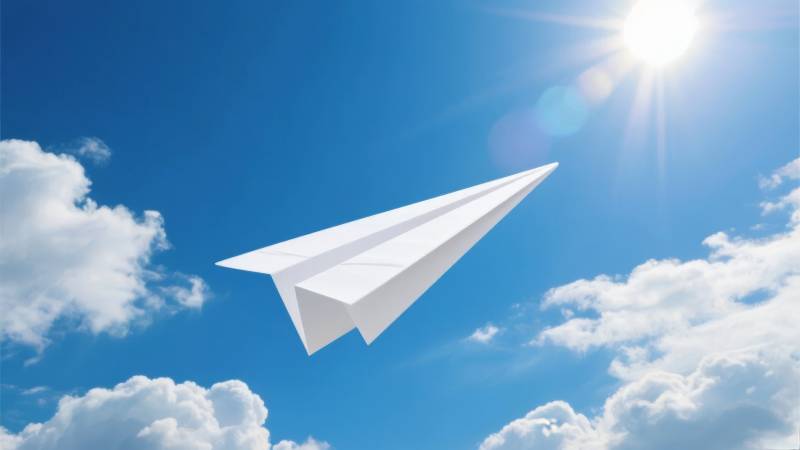 纸飞机翱翔蓝天图片