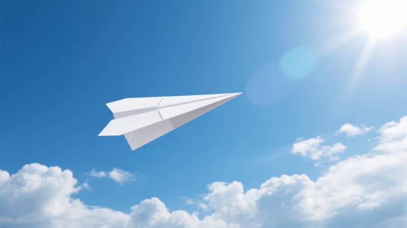 纸飞机飞向蓝天图片