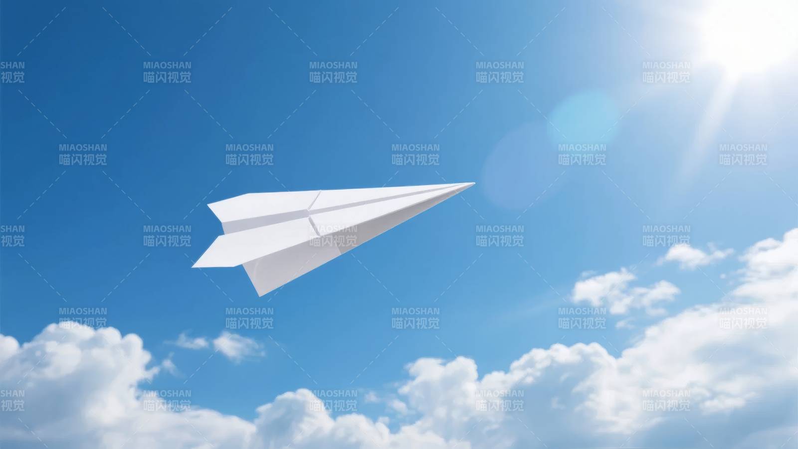 纸飞机飞向蓝天图片