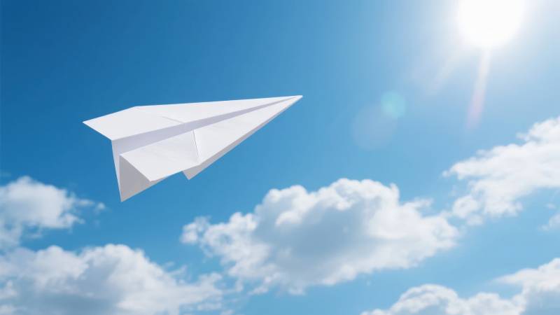 纸飞机翱翔蓝天图片