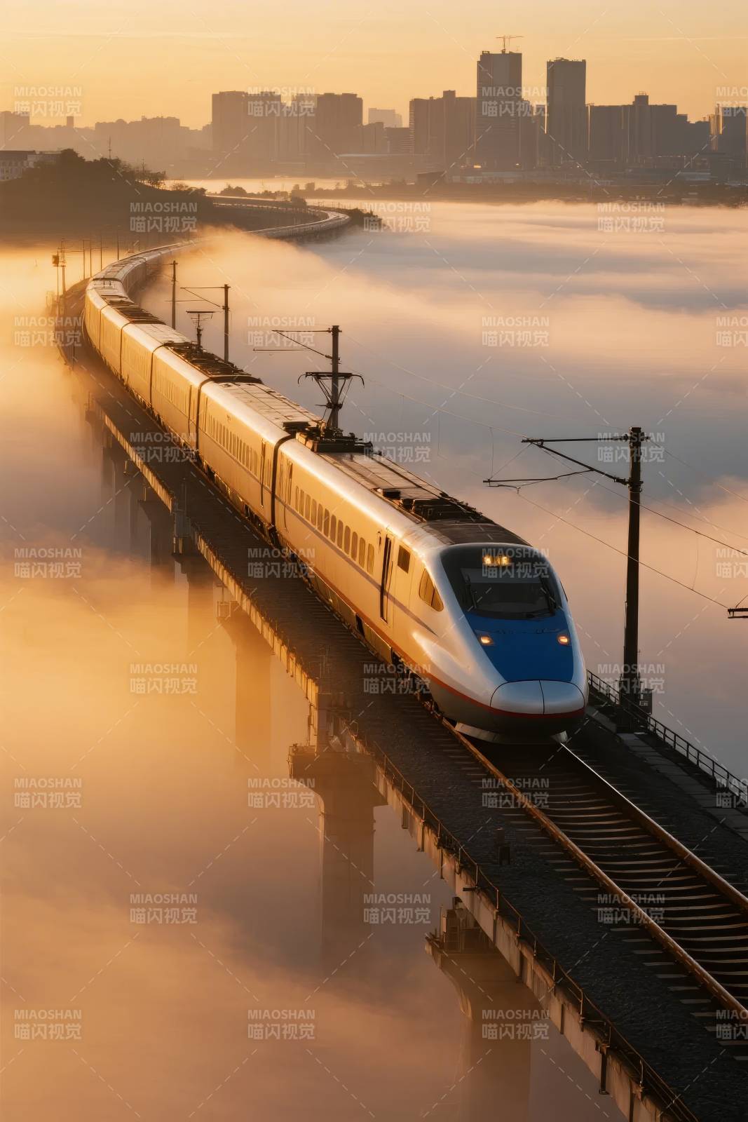 晨雾中的高速列车图片
