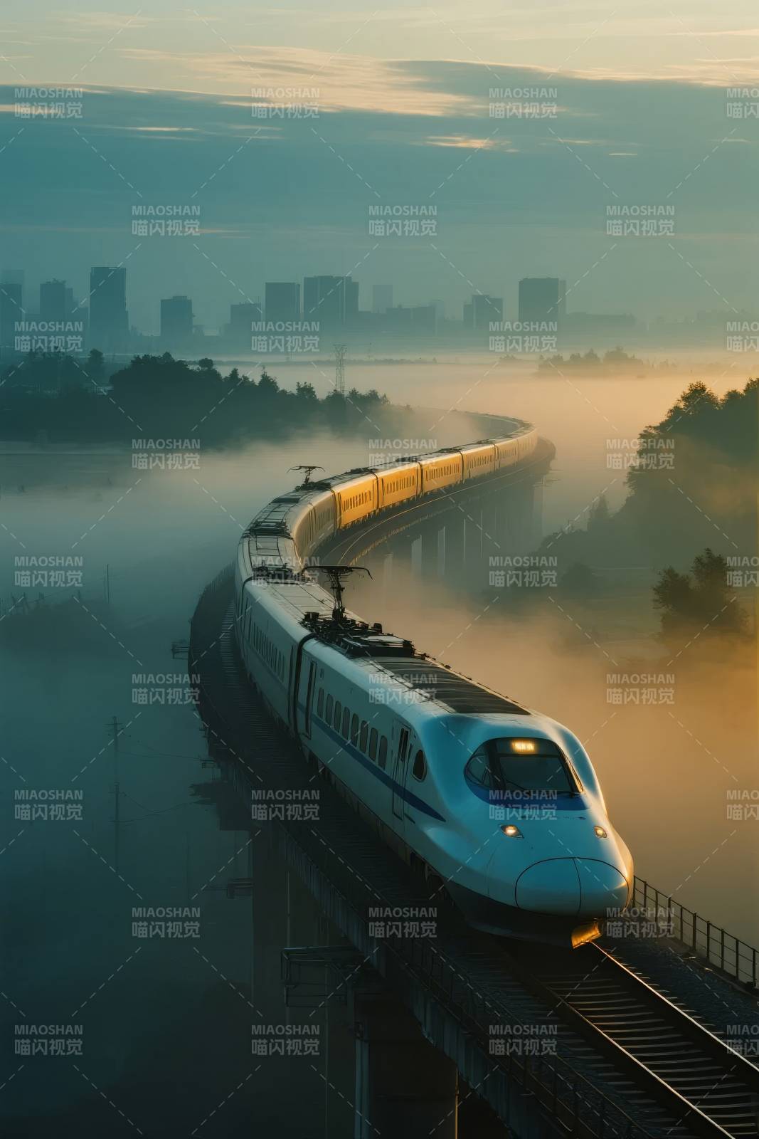 晨雾中的高铁疾驰图片