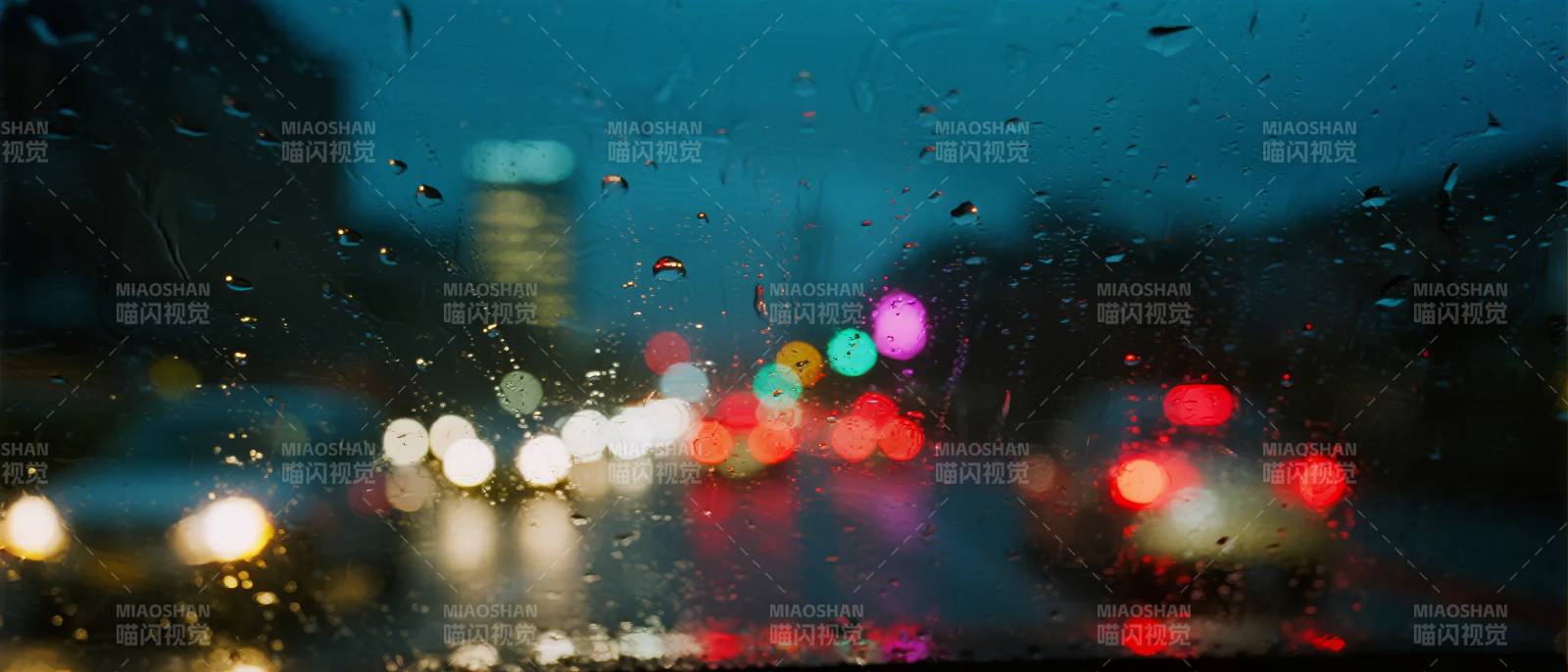 雨夜车流光影图片