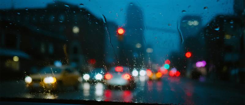 雨夜行车图片